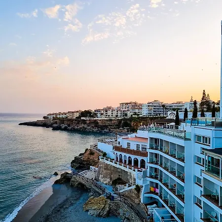 Сasa de vacaciones Modern Townhouse With 3 Terraces, Pool And Views Nerja