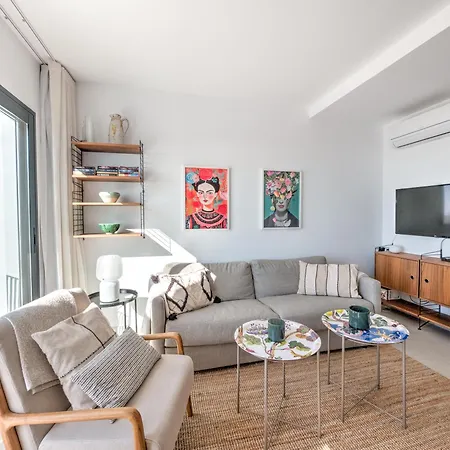 Modern Townhouse With 3 Terraces, Pool And Views * ネルハ