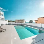 Modern Townhouse With 3 Terraces, Pool And Views Ferienhaus
