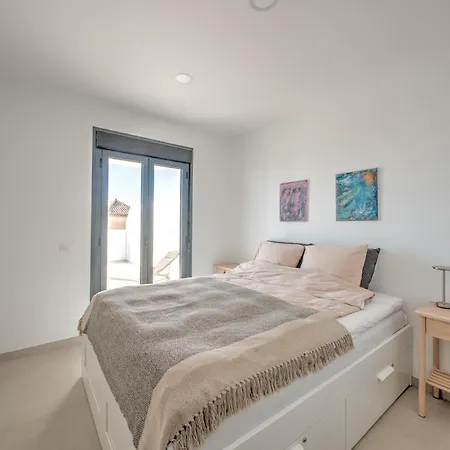 Modern Townhouse With 3 Terraces, Pool And Views 度假居 内尔哈