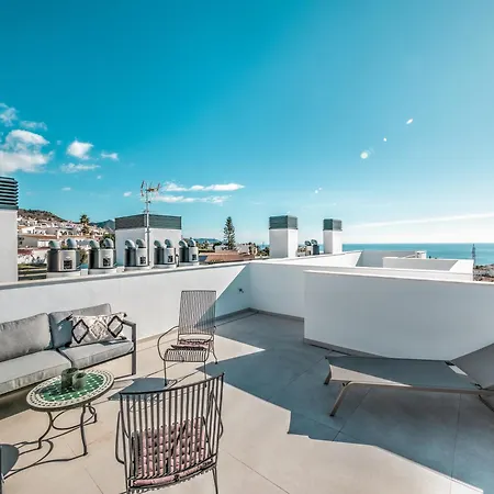 Modern Townhouse With 3 Terraces, Pool And Views 内尔哈