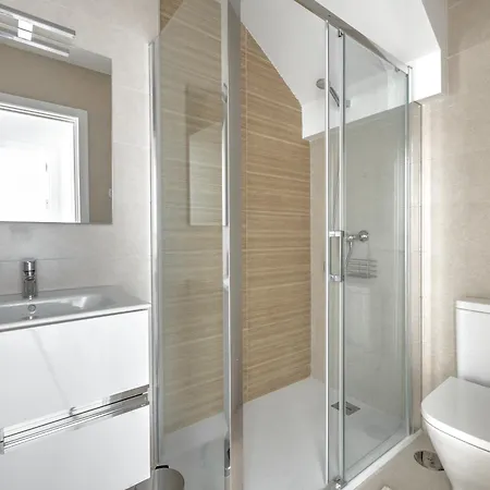 Modern Townhouse With 3 Terraces, Pool And Views 度假居 内尔哈