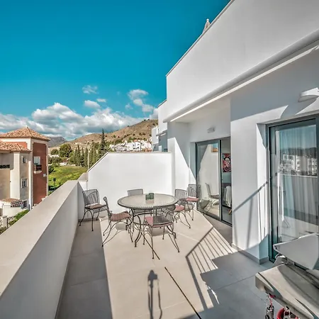 Modern Townhouse With 3 Terraces, Pool And Views Ferienhaus Nerja