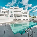 Дом отдыха Modern Townhouse With 3 Terraces, Pool And Views